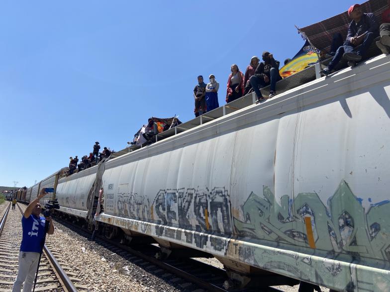 $!Los venezolanos llevan viajando tres días, desde Tabasco rumbo a la frontera.