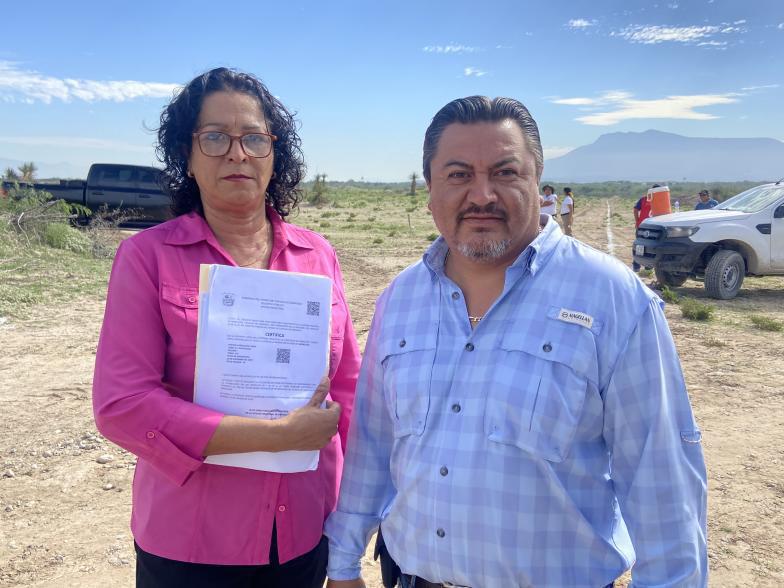 $!Isabel Méndez y Roberto del Bosque, en representación del municipio, acreditaron la propiedad del terreno.
