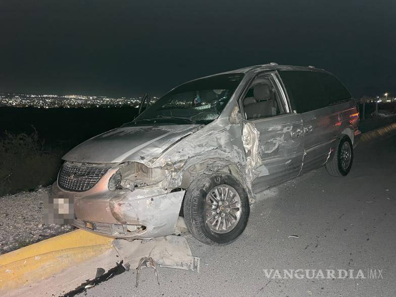 $!La camioneta Town &amp; Country involucrada en el incidente presentó daños visibles en la parte frontal tras ser impactada por el automóvil que circulaba de manera errática sobre la vialidad.
