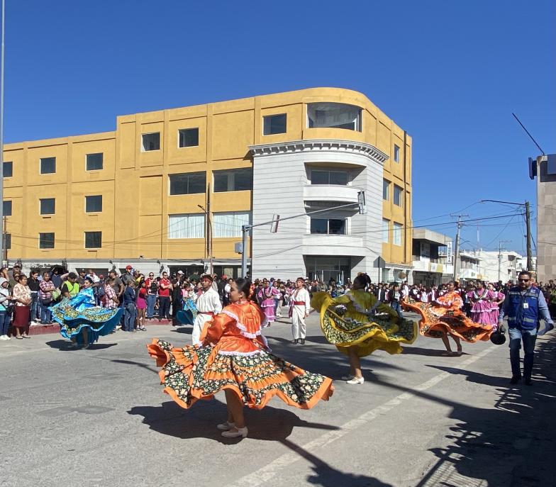 $!El desfile se transforma en una festividad memorable con la presencia de adelitas, porristas y diversos personajes representativos de la Revolución Mexicana.