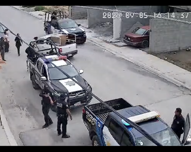 Elementos policiacos acudieron al sector donde posteriormente fue detenido el hombre señalado por la vecina por presuntas amenazas y agresiones.