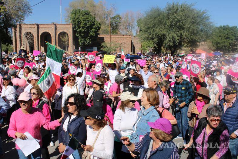 $!Al llegar el contingente a la Plaza Mayor, los ciudadanos entonaron el himno nacional y gritaron “Fuera López, fuera López”.