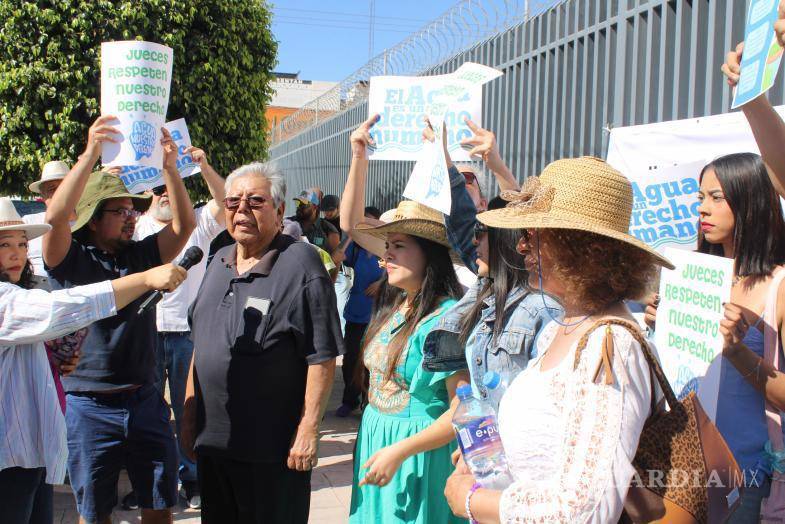 $!El abogado Luis Pedroza, de ProDefensa del Nazas y Encuentro Ciudadano Lagunero, representa a los colectivos que defienden la resolución.
