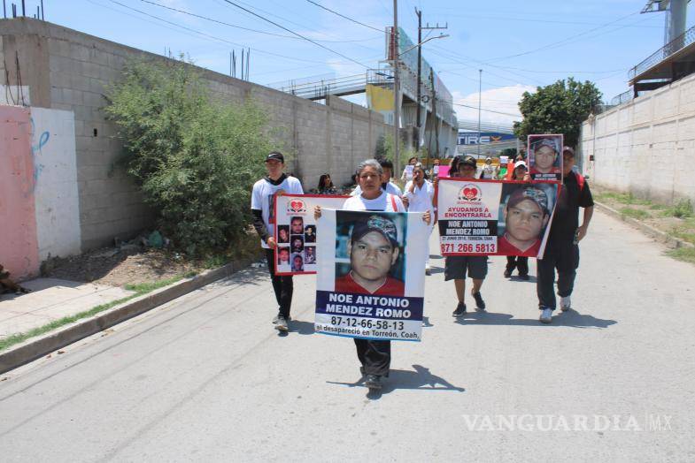 $!Acompañada por colectivos, la madre buscadora recorrió calles lanzando consignas por su hijo desaparecido.