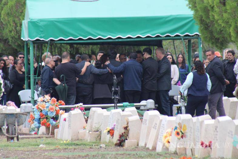 $!Los familiares más cercanos rodearon el féretro para despedirse de Nedi Edit Nevárez González.