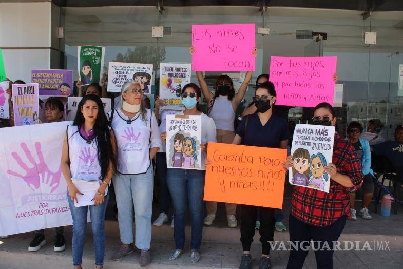 $!Las manifestantes hicieron un llamado a madres y padres de familia para que denuncien cualquier situación que consideren irregular y colaboren con las investigaciones en curso.