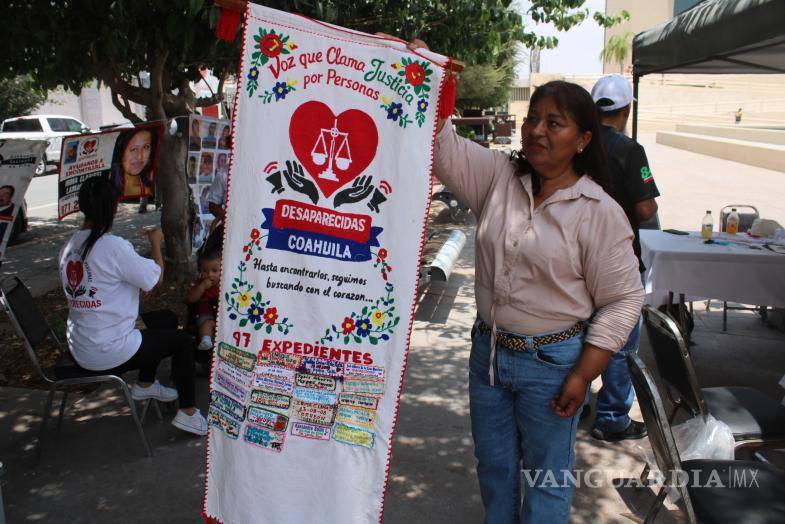 $!El pendón incluye fichas bordadas a mano con los nombres y datos de personas desaparecidas.