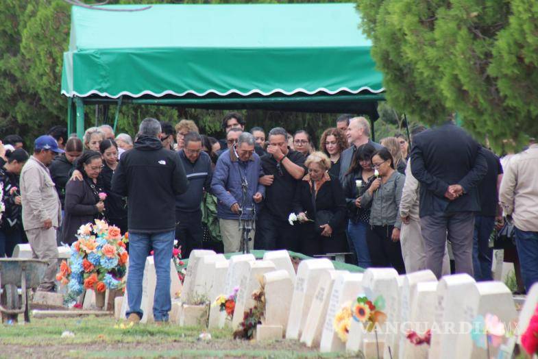 $!Don Manuel Nevárez, padre de la maestra, fue el primero en lanzar una rosa blanca sobre el lugar donde fue sepultada su hija.