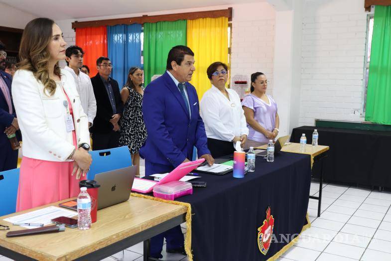 $!La ceremonia del primer examen profesional en contexto real reunió a autoridades académicas de la Benemérita Escuela Normal de Coahuila y de la escuela primaria donde se desarrolló la evaluación.