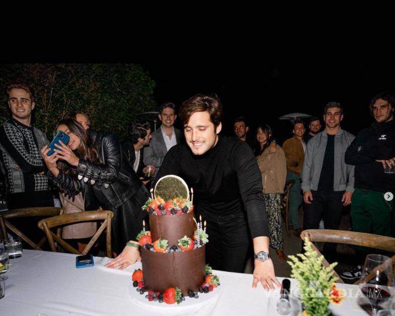 $!En esta foto Diego mostró su pastel de cumpleaños.