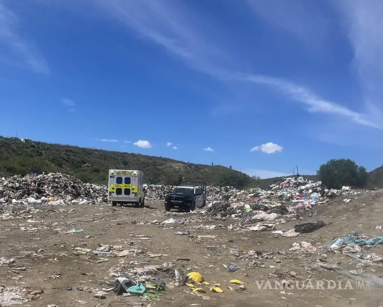 $!Unidades de emergencia y de seguridad acudieron al relleno sanitario de Saltillo tras recibir el reporte del accidente.
