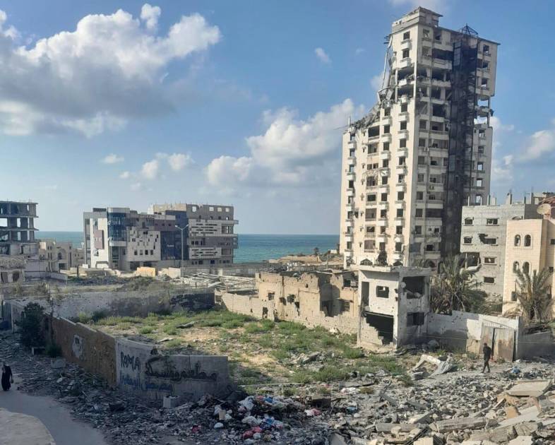 Una madre atrapada en Gaza dice que ella y sus hijas están ‘esperando a morir’