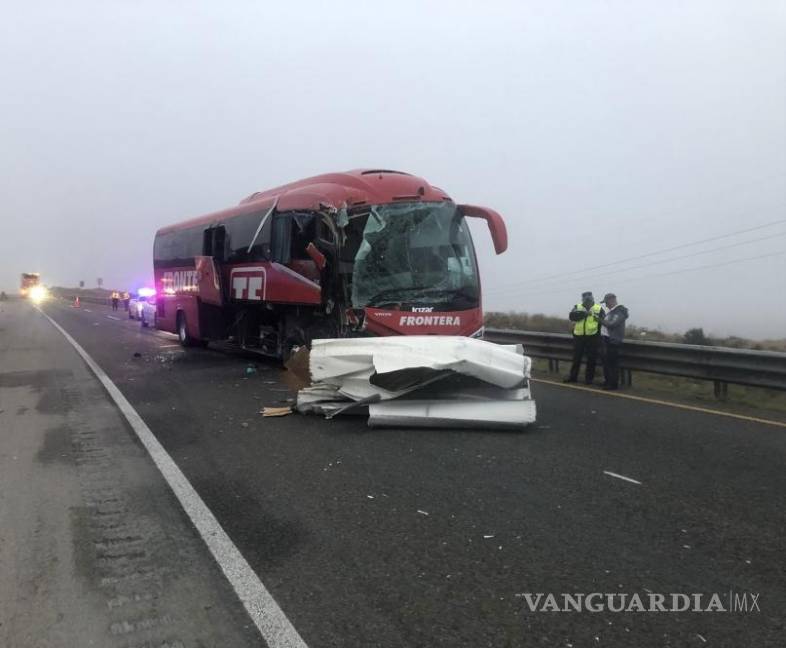 $!El accidente ocurrió en el kilómetro 28 de la carretera Monterrey-Saltillo, cerca del ejido Ojo Caliente, y fue atendido por la Guardia Nacional.