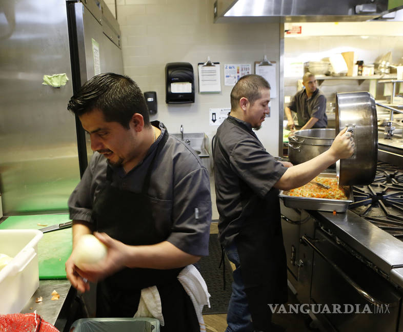 $!Mexicanos que trabajan para restaurantes de EU viven como indigentes, los maltratan, les pagan lo que quieren…