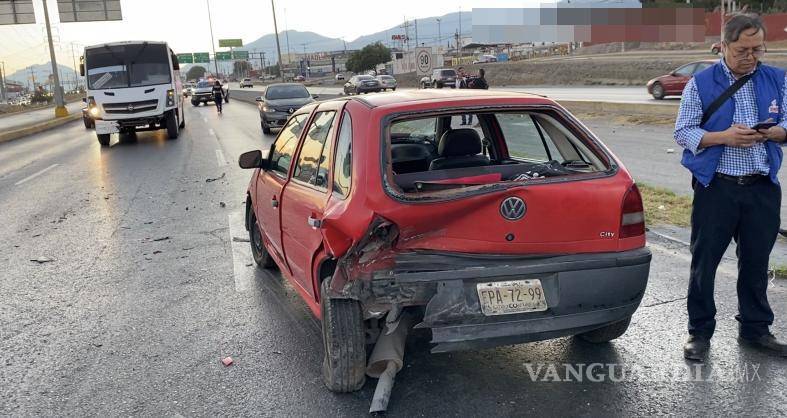 $!La circulación estuvo congestionada por varios kilómetros mientras se retiraban los vehículos con grúas.