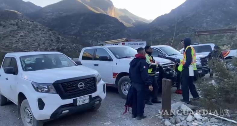 $!El rescate se complicó por la inclinación del terreno y la falta de luz durante la noche.