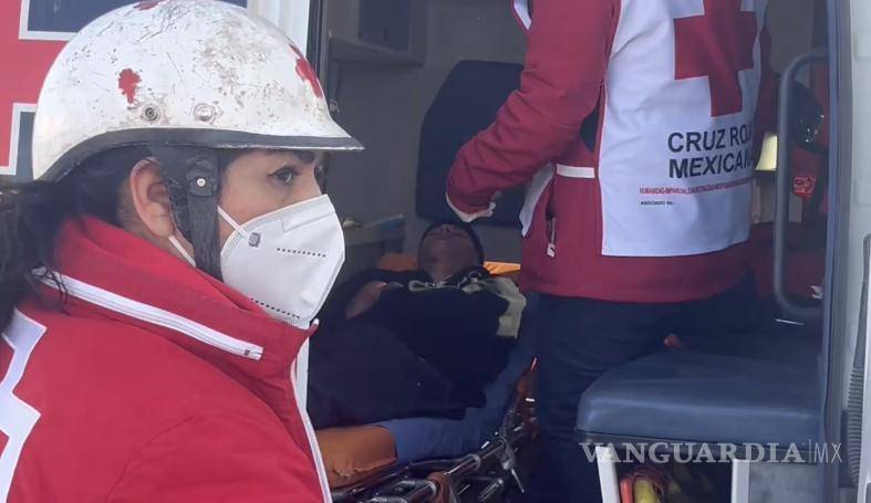 $!Paramédicos de la Cruz Roja evaluaron a los motociclistas heridos después de que testigos alertaran al sistema estatal de emergencias.