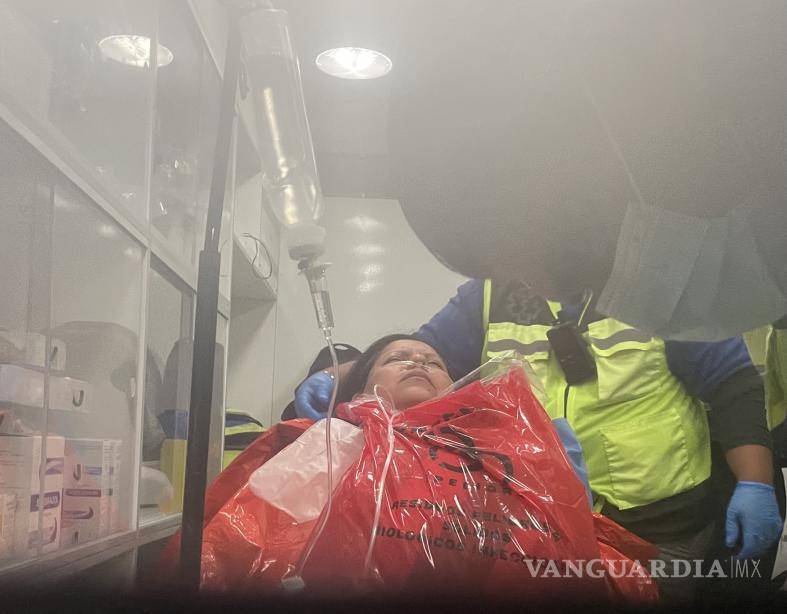 $!La familia completa fue llevada en ambulancias a una clínica particular de Saltillo, donde permanece bajo observación médica para descartar complicaciones mayores.