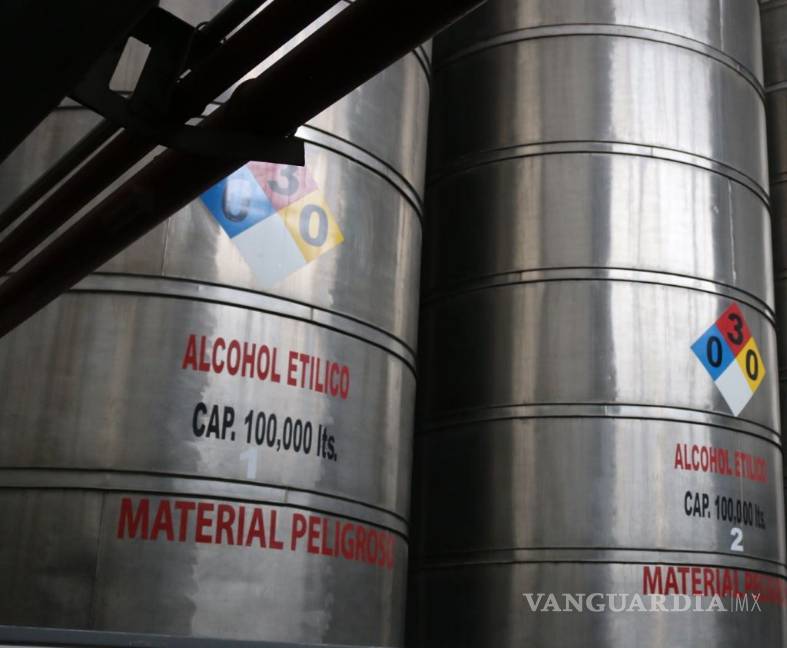 $!PGR asegura 199 mil litros de tequila adulterado en Jalisco