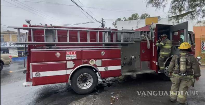 $!Bomberos realizaron labores de enfriamiento tras controlar el fuego en el local.