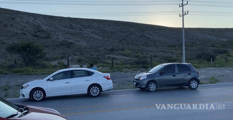 $!El Nissan Sentra resultó con daños materiales luego de ser proyectado por el impacto.