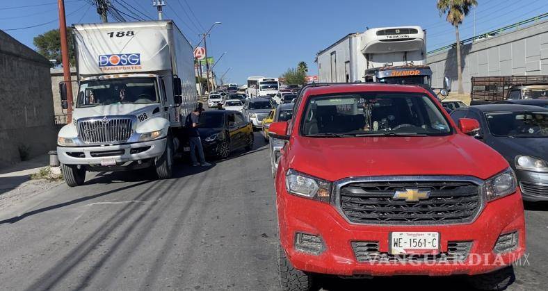 $!El choque en bulevar Fundadores dejó cuantiosos daños y congestionamiento vial en hora pico.