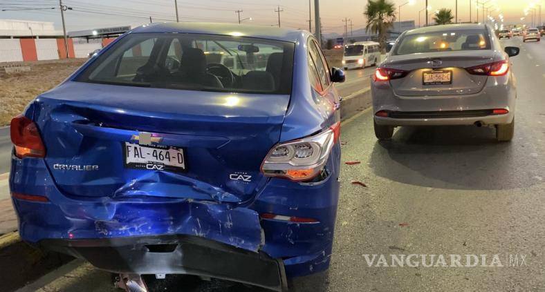 $!Uno de los carriles permaneció bloqueado varios minutos, causando largas filas de vehículos.