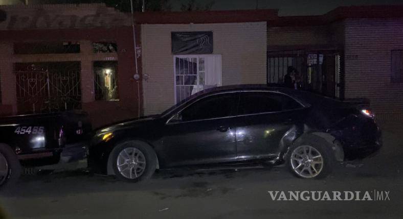 $!El Chevrolet Malibú estacionado fue impactado y proyectado contra otra camioneta.