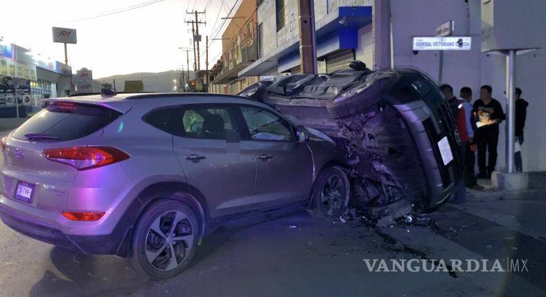 $!La circulación en ambas vialidades se vio afectada durante las labores de limpieza y retiro de los autos accidentados.