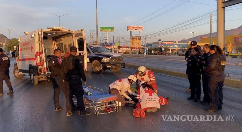 $!Elementos de la Policía Municipal acordonaron y abanderaron la zona para evitar otro incidente mientras se realizaban las maniobras de auxilio.