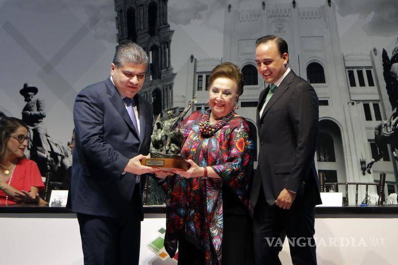 $!Graciela Garza Arocha recibió la Presea Saltillo en 2018 de manos del gobernador Miguel Ángel Riquelme.