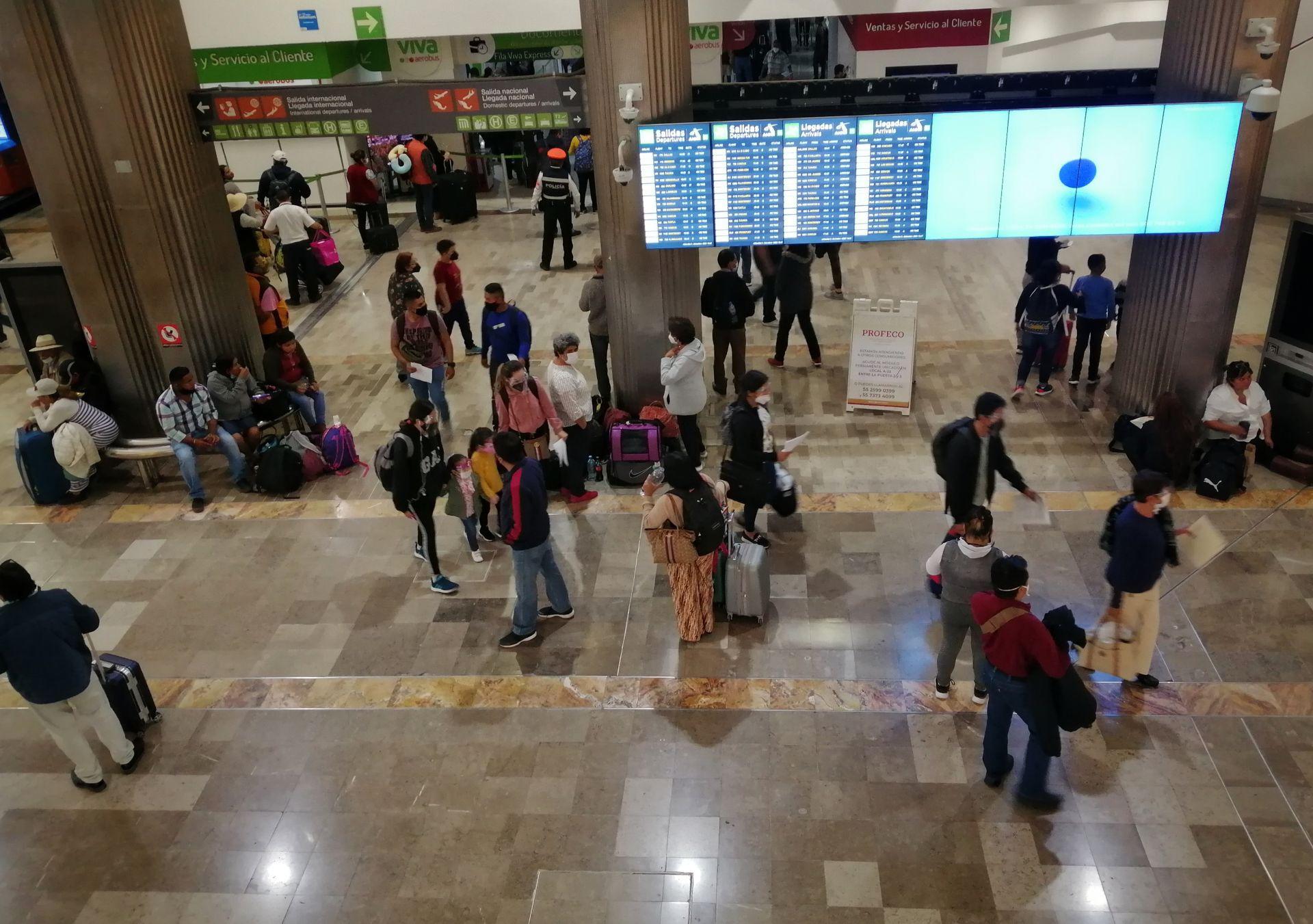 Liga Aeropuerto Internacional de Puerto Vallarta semestre con baja de pasajeros