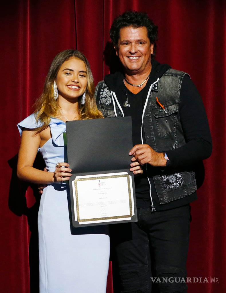$!Carlos Vives entrega beca a joven cantante colombiana