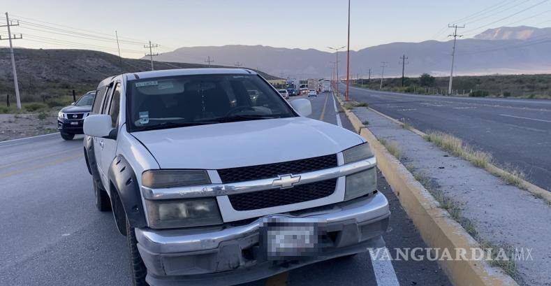 $!La camioneta Chevrolet Colorado quedó dañada tras impactar por alcance al Nissan March.