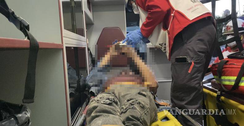 $!Paramédicos de la Cruz Roja brindaron atención al motociclista lesionado antes de trasladarlo al hospital.