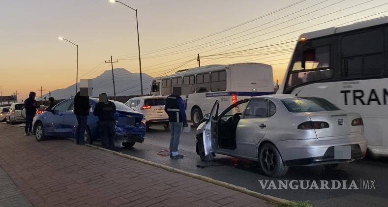 $!Choque múltiple en la Saltillo-Monterrey deja daños materiales y genera caos vial