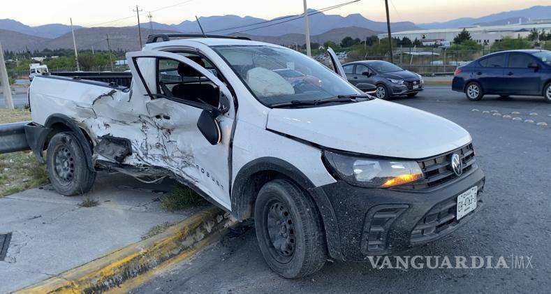 $!La camioneta Volkswagen terminó sobre la banqueta tras el choque ocurrido en el bulevar Antonio Cárdenas; su conductor huyó del lugar dejando a su acompañante lesionada.