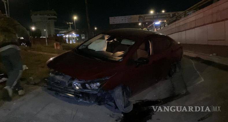 $!El Nissan Versa quedó atrapado en el canal pluvial tras perder el control en el bulevar Fundadores.