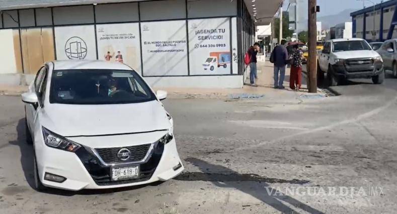 $!Elementos de la Policía Municipal aseguraron a una pareja luego de un accidente vial registrado en la zona centro, cuando ambos presuntamente intentaban retirarse del lugar tras impactar a otro vehículo durante la mañana de este lunes.