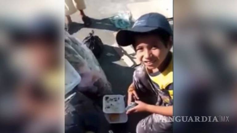 Captan a niño sin hogar comiendo de la basura en Chiapas