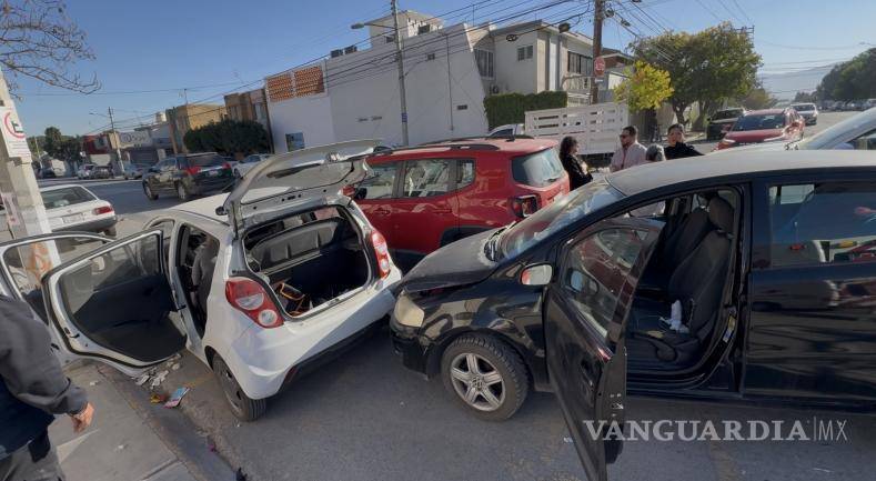$!El automóvil Chevrolet estacionado resultó afectado luego de ser proyectado por los vehículos.