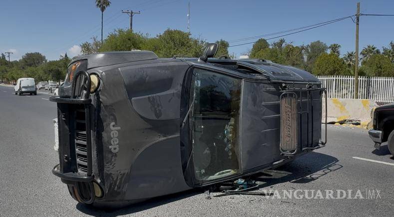 $!Una grúa retiró la unidad accidentada y la trasladó a un corralón mientras se deslindan responsabilidades.