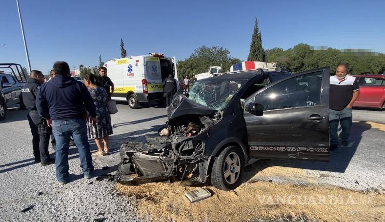 $!Paramédicos del SAMU valoraron al conductor del automóvil involucrado en el accidente.