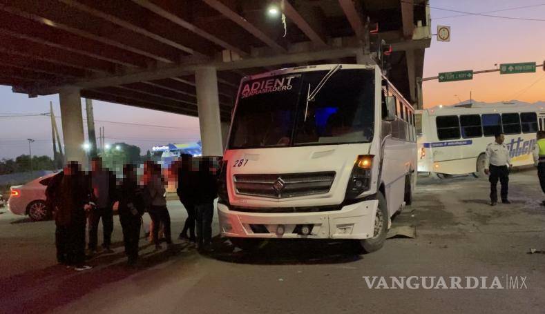 $!Paramédicos de la Cruz Roja evaluaron a 20 trabajadores del transporte de personal y a cuatro pasajeros del camión.