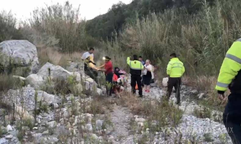 $!Los paramédicos evaluaron su estado de salud y confirmaron que no presentaban heridas de consideración.