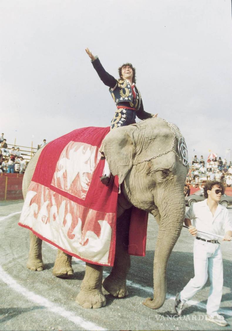 $!La trayectoria de Glison está llena de episodios fuera de lo convencional. En esta imagen aparece vestido de torero sobre un elefante, una escena que sintetiza el carácter difícil de clasificar de su recorrido.