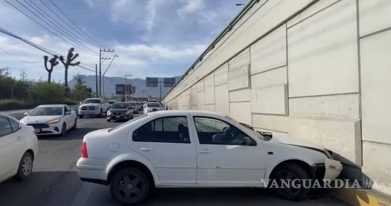 $!La conductora del vehículo particular fue señalada como presunta responsable tras perder el control del volante e invadir el carril izquierdo, donde circulaba un camión de la ruta 8 Morelos.