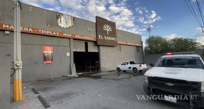 $!Pese a la magnitud del incendio, la rápida acción de los cuerpos de emergencia evitó que las llamas se propagaran al área de almacenamiento de madera.