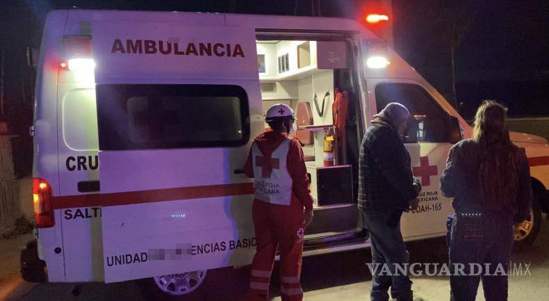 $!Paramédicos de la Cruz Roja atendieron a los involucrados en el lugar de los hechos.