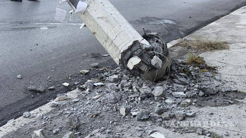 $!El poste fue derribado en las calles Carlos Salazar y San Lorenzo tras el accidente.